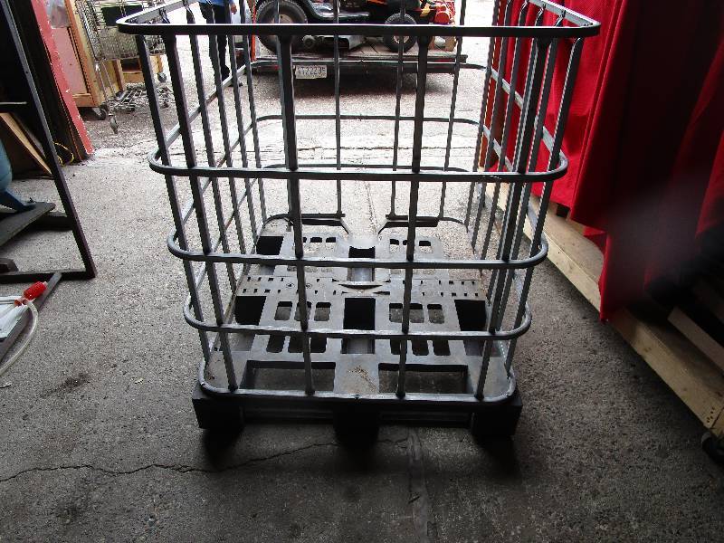 lot 131 image: Cage on Plastic Pallet Great for Many Uses