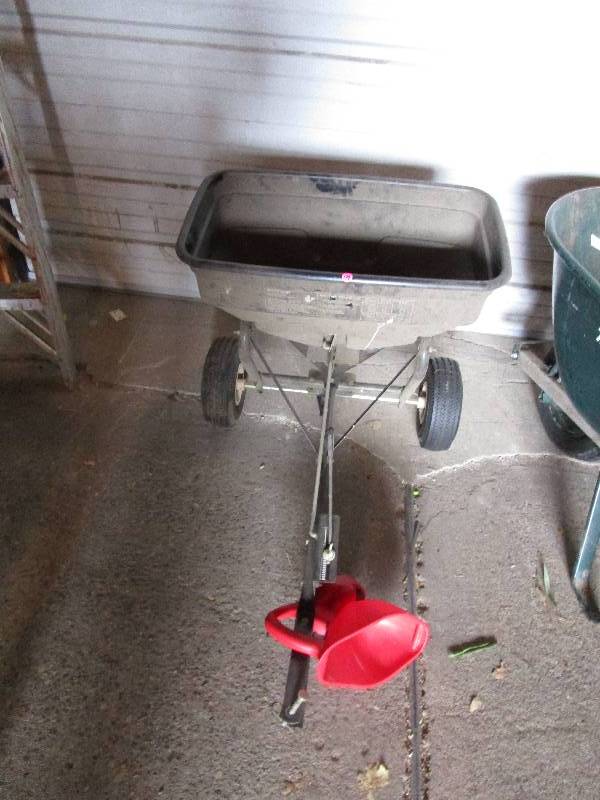 lot 139 image: Braodcast 100 Spreader and Hand Seeder