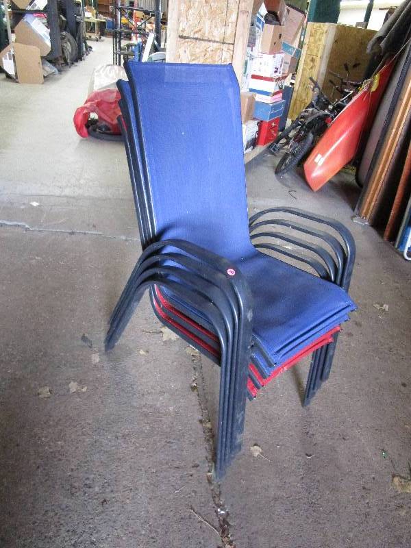 lot 144 image: 4-Mesh Lawn Chairs Stackable , 2 Navy to 2 red