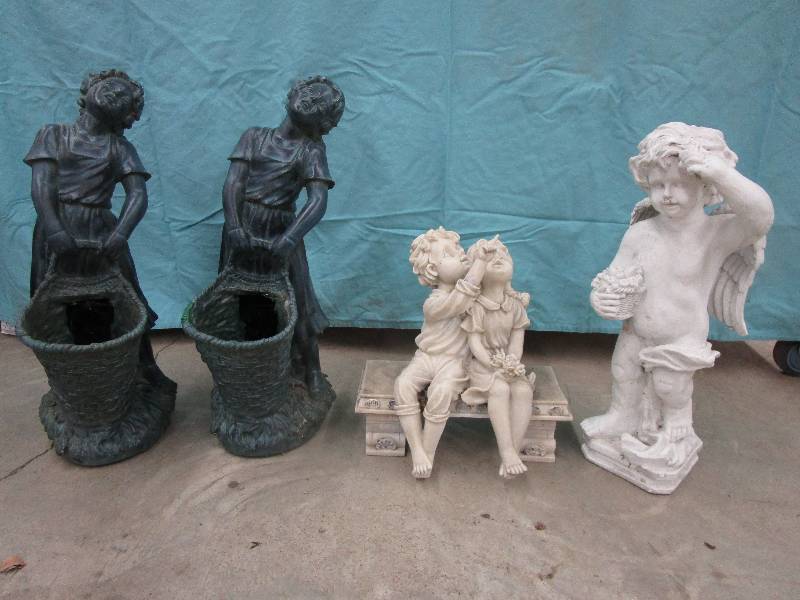 lot 155 image: 4 Pieces Planters and Garden Decorations