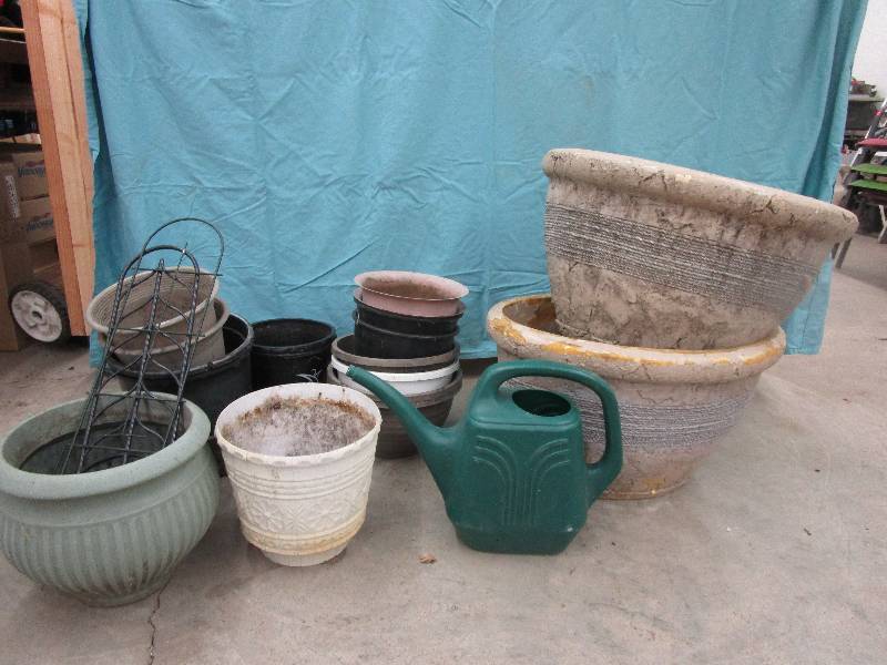 lot 158 image: Assortment of Light Weight Flower Pots