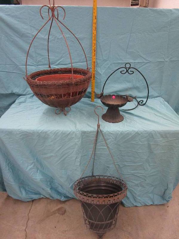lot 163 image: Heavy Duty Flower Pot Holders and Garden Decorations