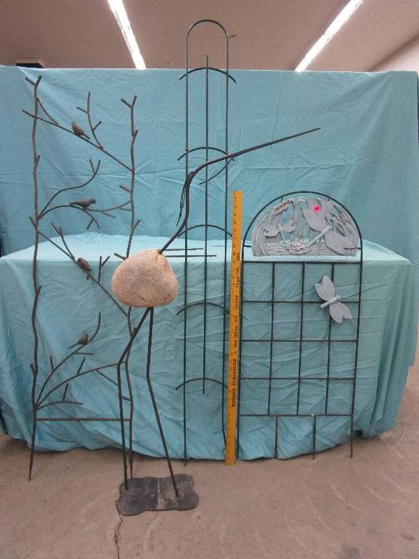 lot 164 image: Garden Trellises and Crane