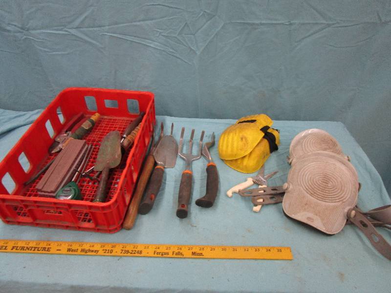 lot 183 image: Garden Tools and Knee Pads and Pop Crate