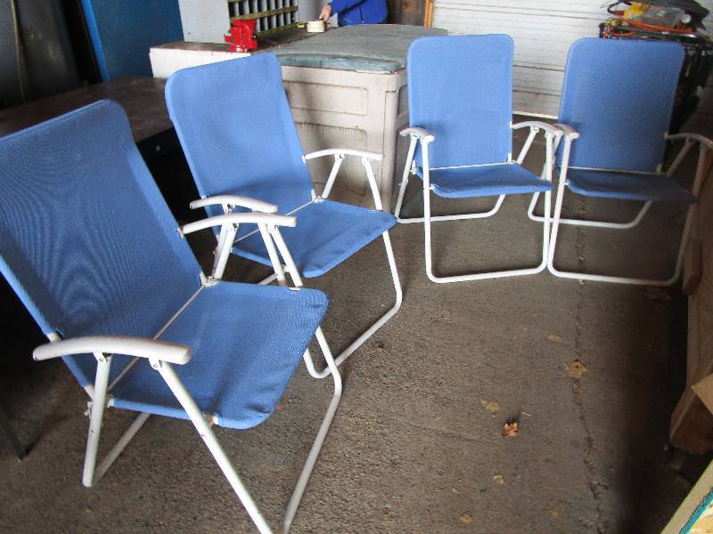lot 200 image: 4 Folding Lawn Chairs