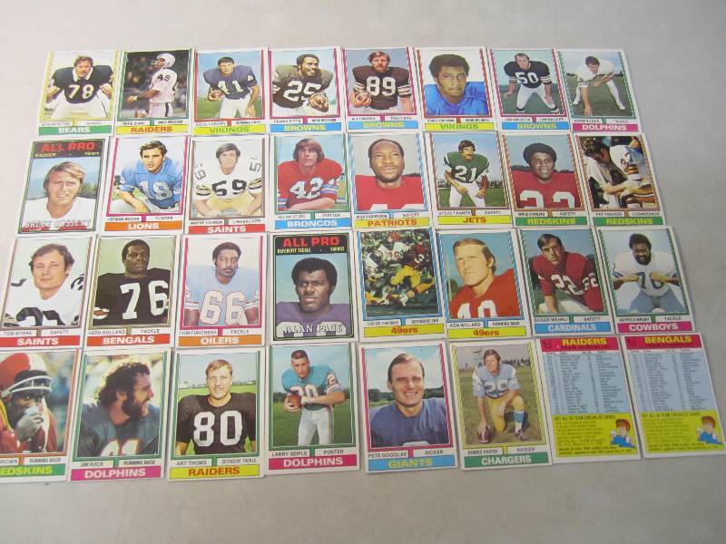 Lot of 32 Football Cards 1974  FS...