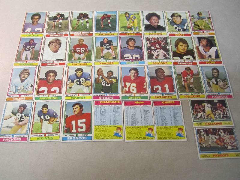 Lot of 32 Football Cards 1974  FS...