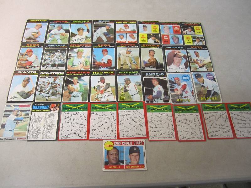Lot of 34 Baseball Cards 196970 19...