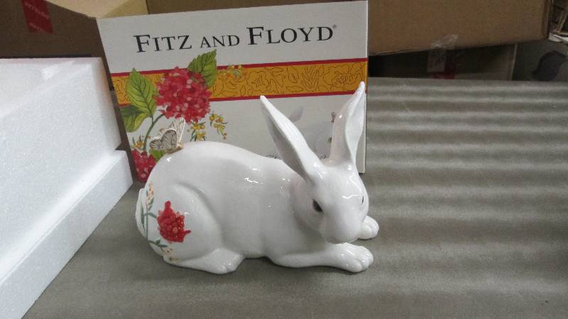 lot 31 image: Ceramic Bunny Dcor...