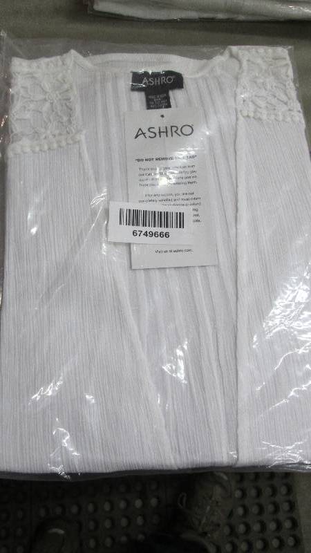 lot 41 image: Lot of 2 Ladies One Size White Gauz...
