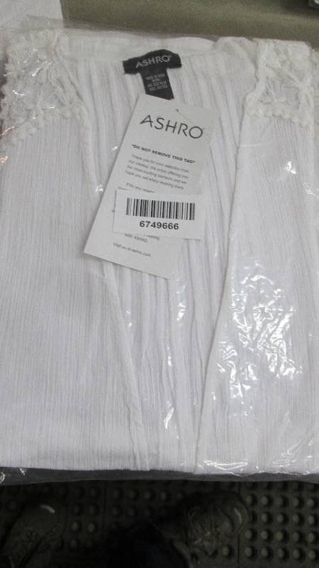 lot 42 image: Lot of 2 Ladies One Size White Gauz...