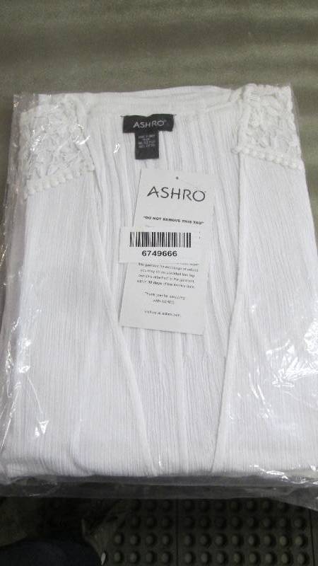 lot 43 image: Lot of 2 Ladies One Size White Gauz...