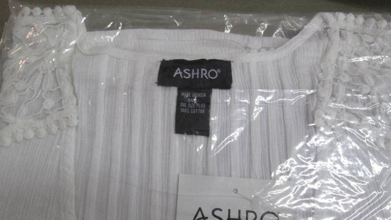 lot 44 image: Lot of 2 Ladies One Size White Gauz...