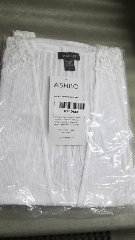 lot 48 image: Lot of 2 Ladies One Size White Gauz...