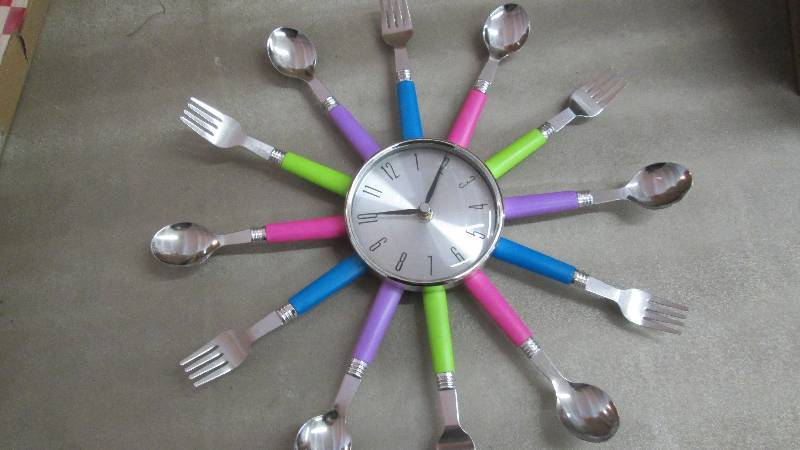 lot 71 image: Utensil Clock- untested...