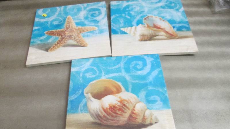 lot 91 image: Set of 3 Seashell Wall Dcor...