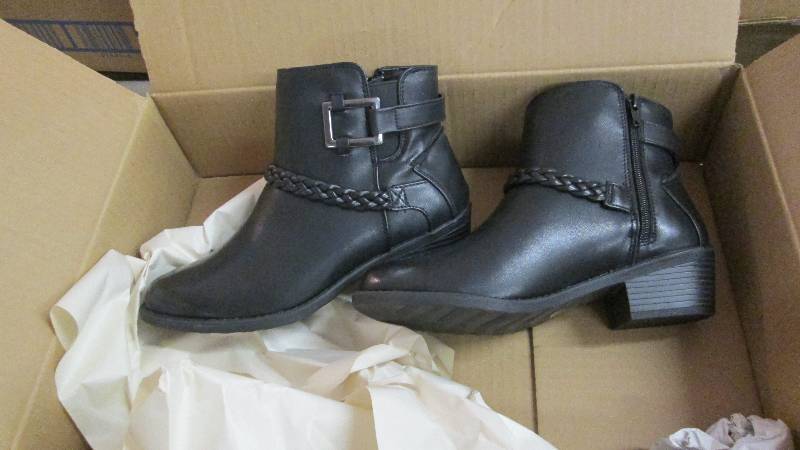 lot 119 image: 7.5W Ladies Black Booties ...