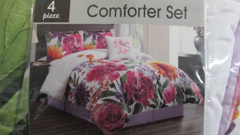 lot 126 image: 4 pc Queen Comforter Set Retail $12...