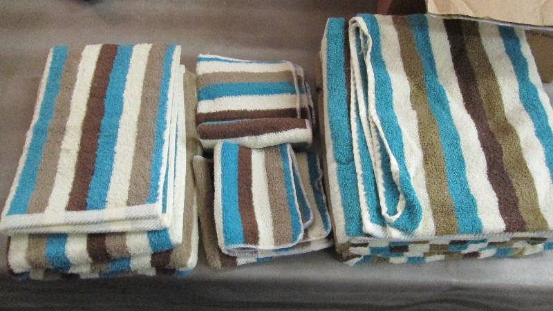 lot 127 image: Striped Towel Set Retail $44,99...