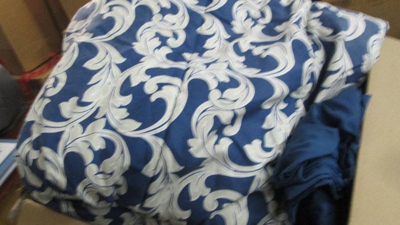 lot 128 image: Queen Comforter Set Retail $99.99...