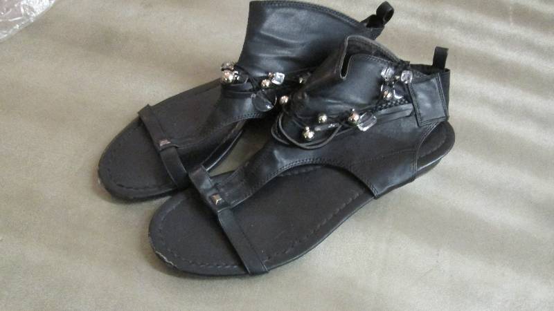 lot 134 image: 12M Ladies Black Sandals- used...