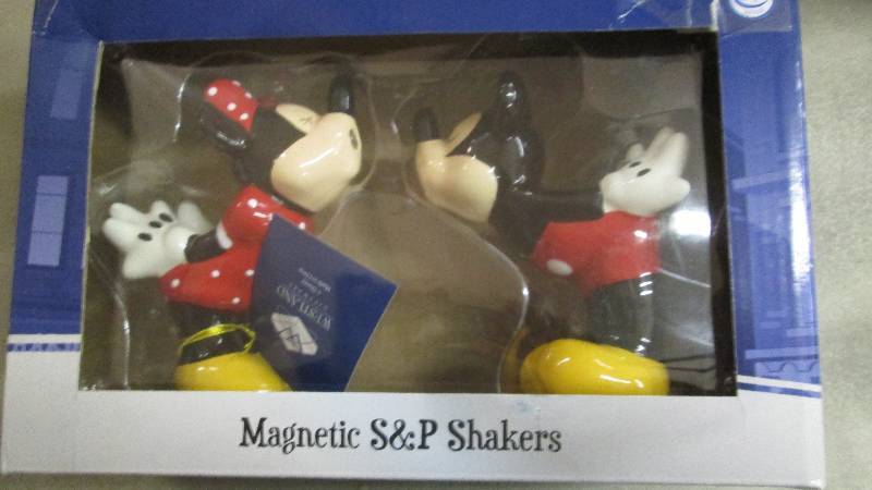 lot 139 image: Disney MickeyMinnie Magnetic Salt ...