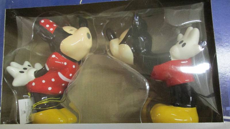 lot 142 image: Disney MickeyMinnie Magnetic Salt ...