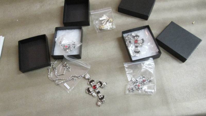 lot 152 image: 3 Sets of Boxed Jewelry 2- Cross...