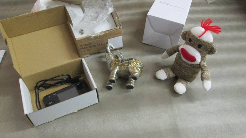 lot 165 image: Elephant Dcor- needs repair, iPoc...