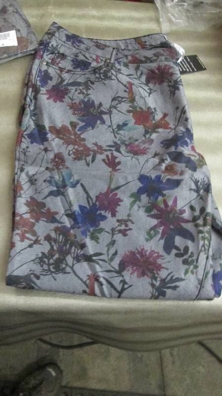 lot 173 image: Monroe & Main Size 20W Patterned Pa...