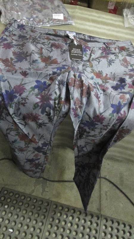 lot 175 image: Monroe & Main Size 20W Patterned Pa...