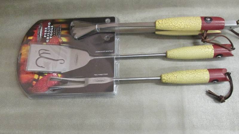 lot 199 image: Fishing Lure 3 Piece Grill Utensil ...