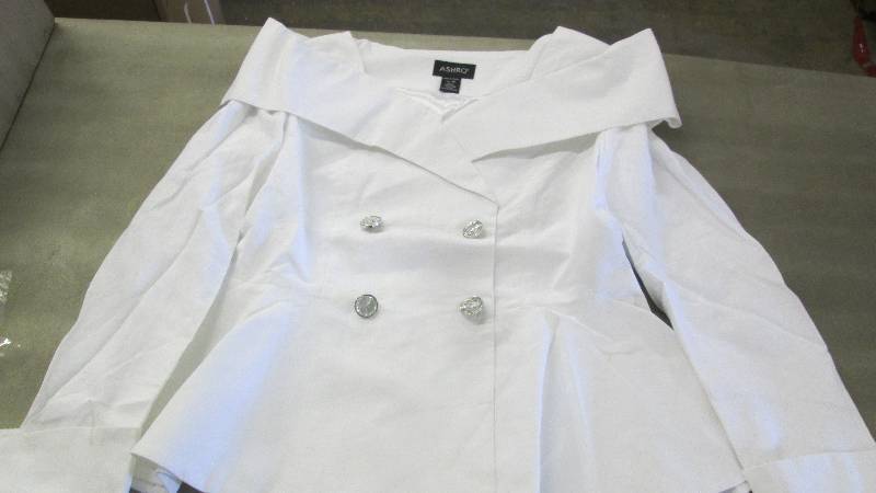 lot 366 image: Ashro Fitted White Blazer Size 12...