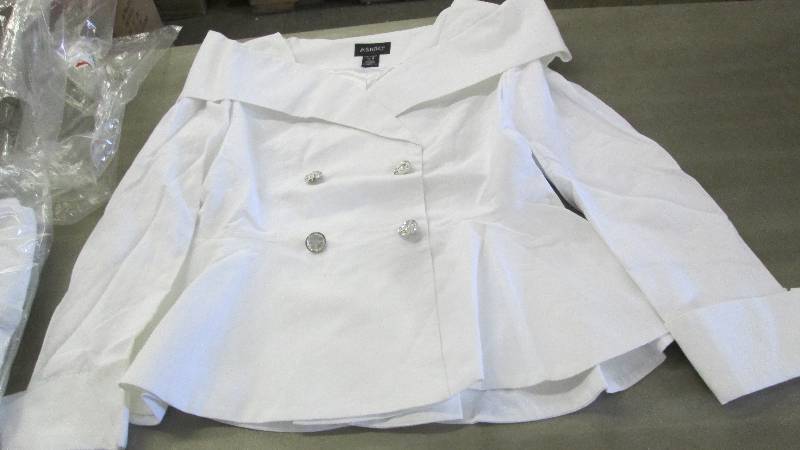 lot 368 image: Ashro Fitted White Blazer Size 12...
