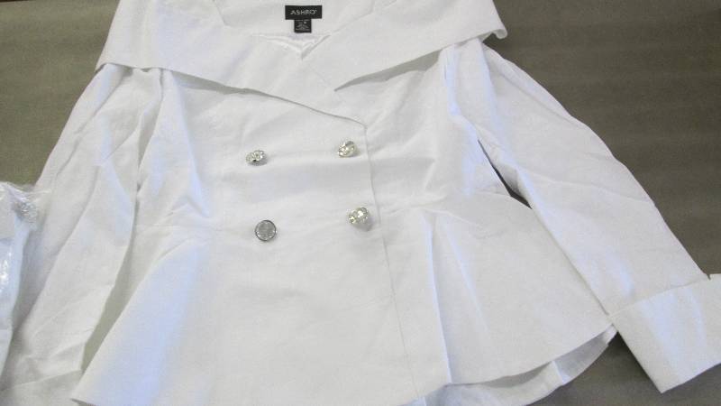 lot 369 image: Ashro Fitted White Blazer Size 20W...