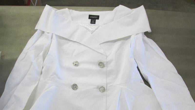 lot 373 image: Ashro Fitted White Blazer Size 22W...