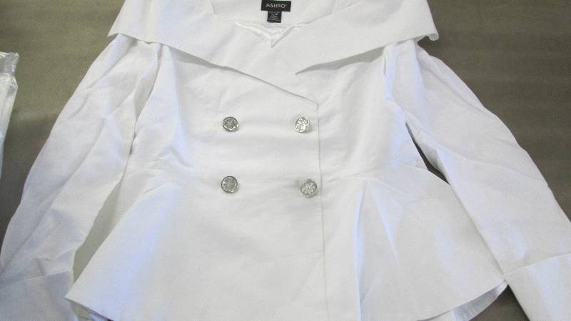 lot 376 image: Ashro Fitted White Blazer Size 14...
