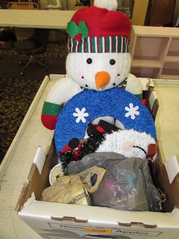 lot 357 image: BOX OF CHRISTMAS DECORATIONS
