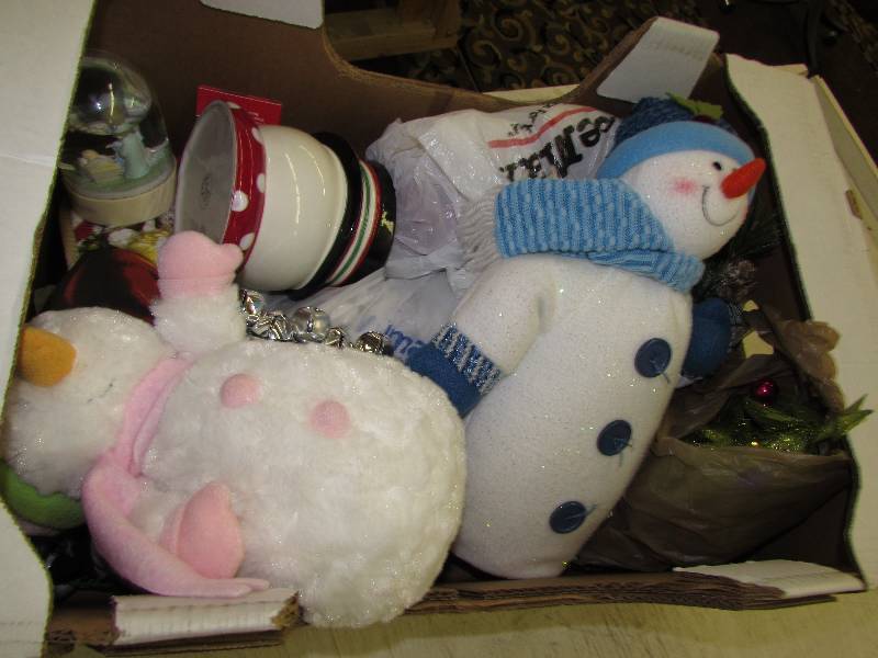 lot 358 image: BOX OF CHRISTMAS DECORATIONS