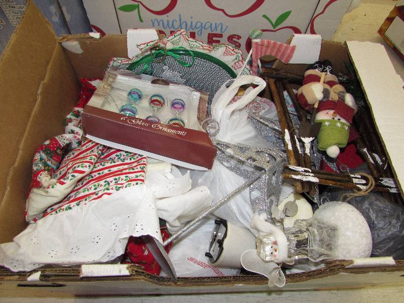lot 359 image: BOX OF CHRISTMAS DECORATIONS