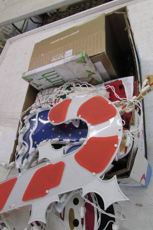 lot 363 image: BOX OF CHRISTMAS DECORATIONS
