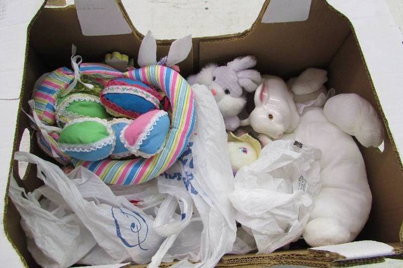 lot 362 image: BOX OF EASTER DECORATIONS