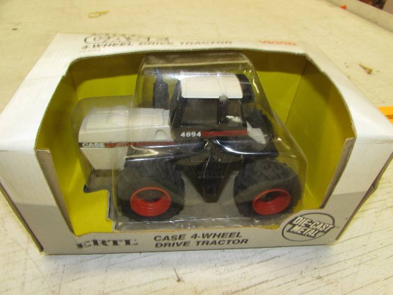 lot 369 image: ERTL CASE TRACTOR 132 SCALE DIE CAST METAL