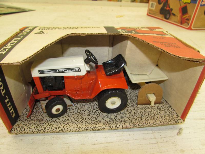 lot 371 image: ERTL ALLIS-CHALMERS LAWN & GARDEN TRACTOR SET