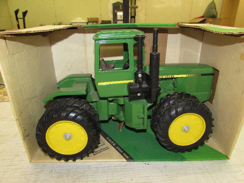 lot 372 image: JOHN DEERE 4 WHEEL DRIVE TRACTOR, DIE CAST METAL