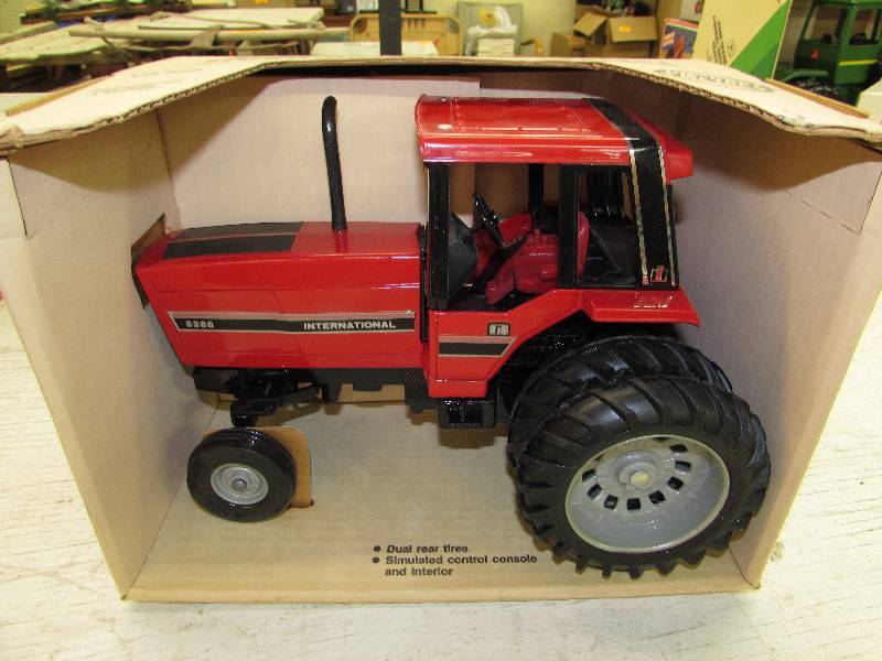 lot 374 image: ERTL INTERNATIONAL TRACTOR WITH CAB, DIE CAST METAL, 116 SCALE