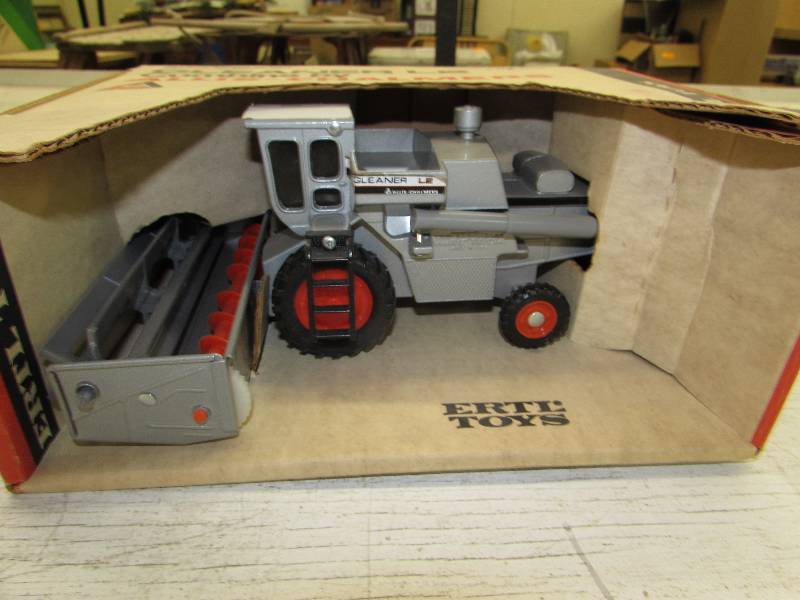 lot 375 image: ERTL ALLIS-CHALMERS CLEANER L2 COMBINE, DIE CAST METAL, 132 SCALE