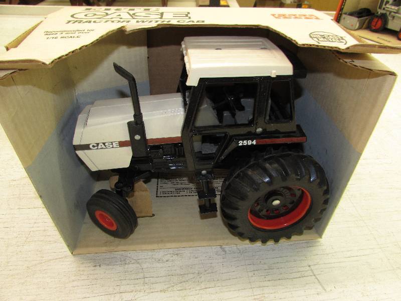 lot 376 image: ERTL CASE TRACTOR WITH CAB, DIE CAST METAL, 116 SCALE