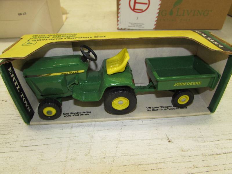 lot 382 image: ERTL JOHN DEERE LAWN AND GARDEN SET, DIE CAST METAL, 116 SCALE