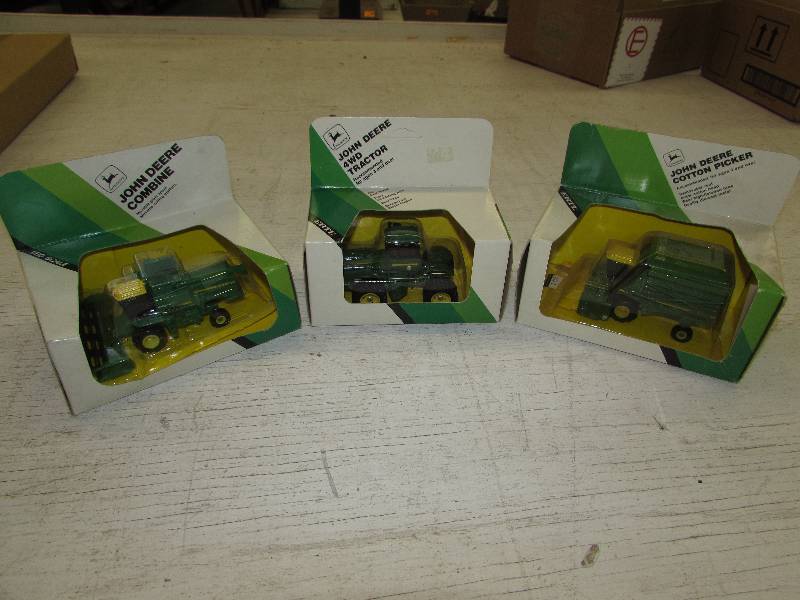 lot 384 image: JOHN DEERE COLLECTIBLE TOY TRACTORS